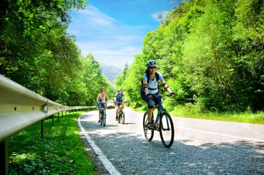 Ongap. Ciclistas [Photograph]. Depositphotos.