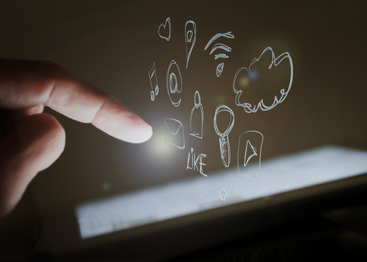 Edar. (2015). Pantalla Táctil, Teléfono Móvil, Ipad [Illustration]. Pixabay.